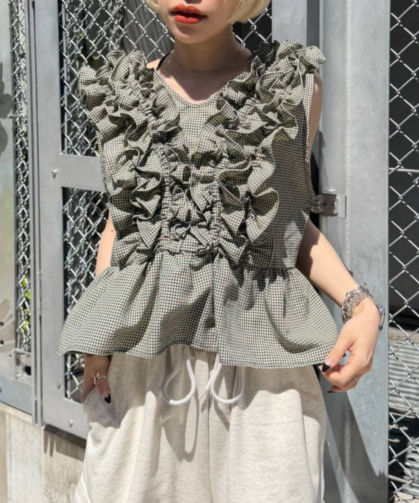w closet Frilly sleeveless blouse - Image 18