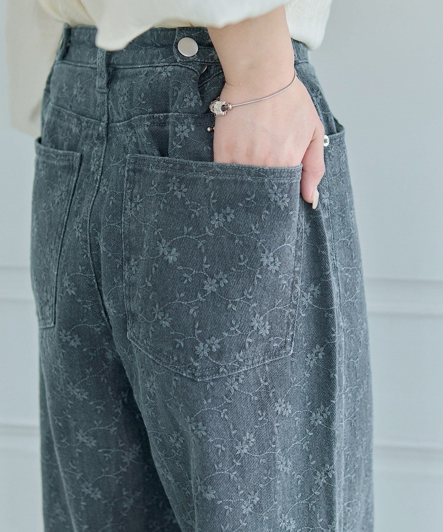 Kastane [Wide] floral embroidered denim - Image 1