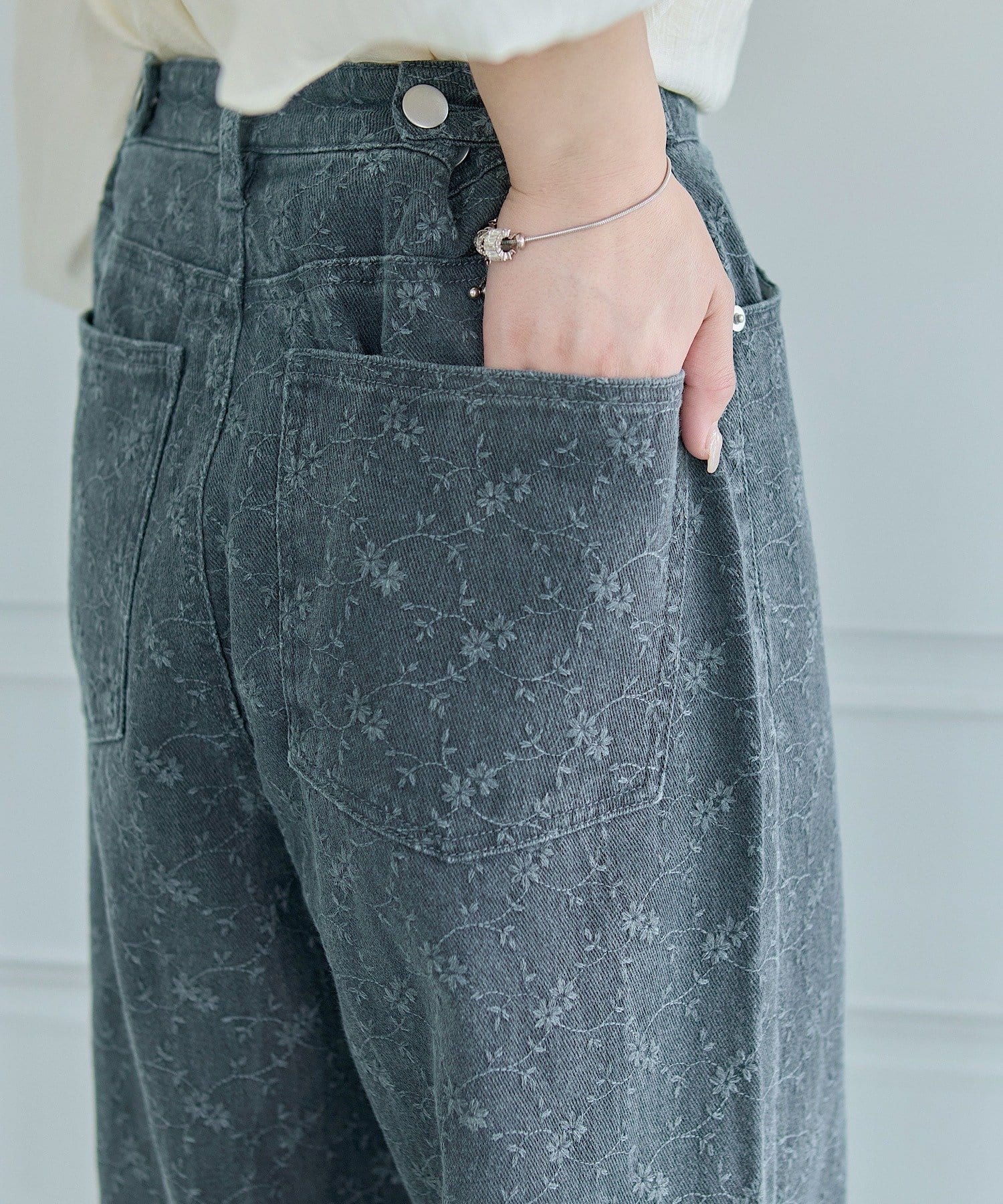 Kastane [Wide] floral embroidered denim - Image 1
