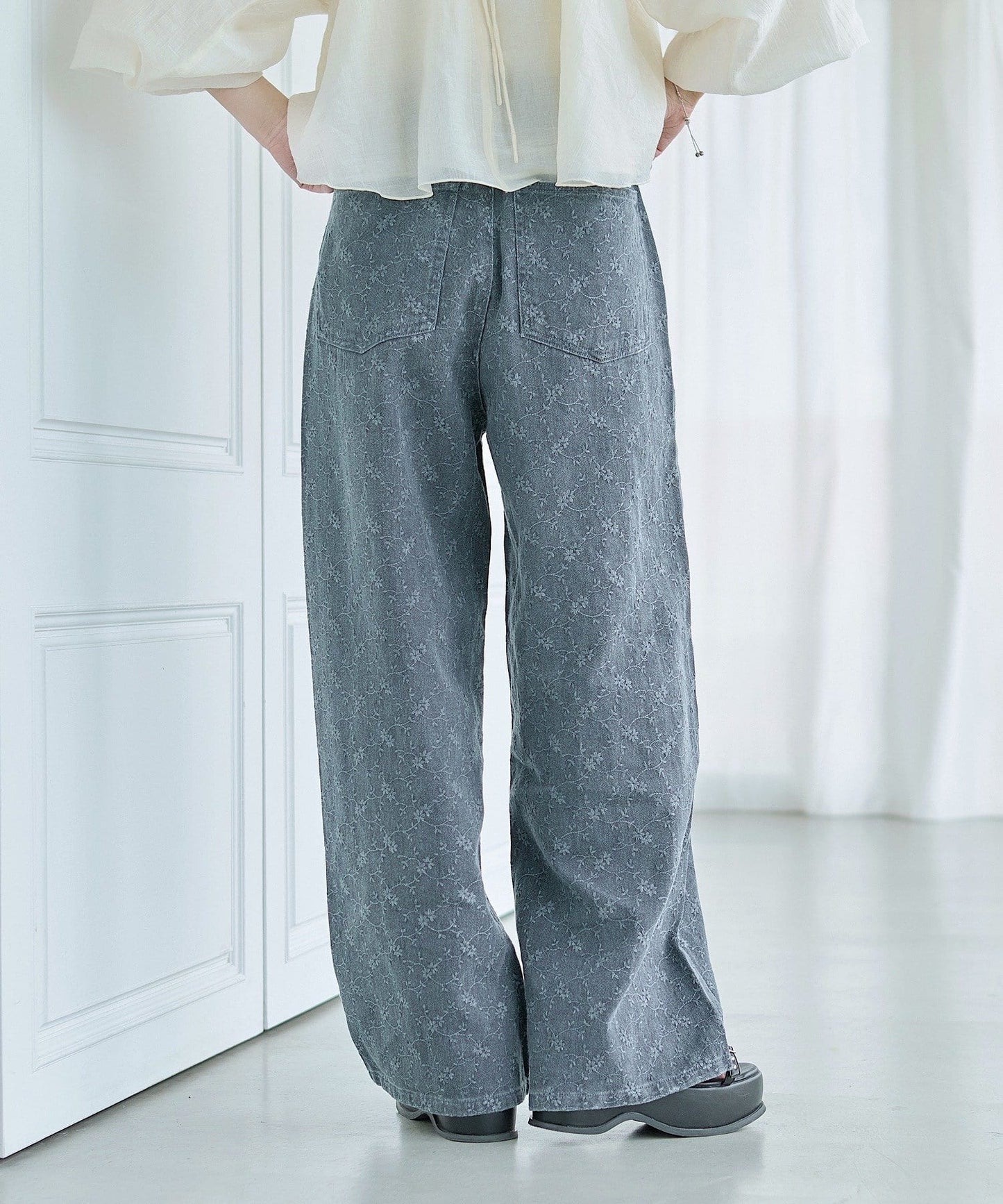 Kastane [Wide] floral embroidered denim - Image 15