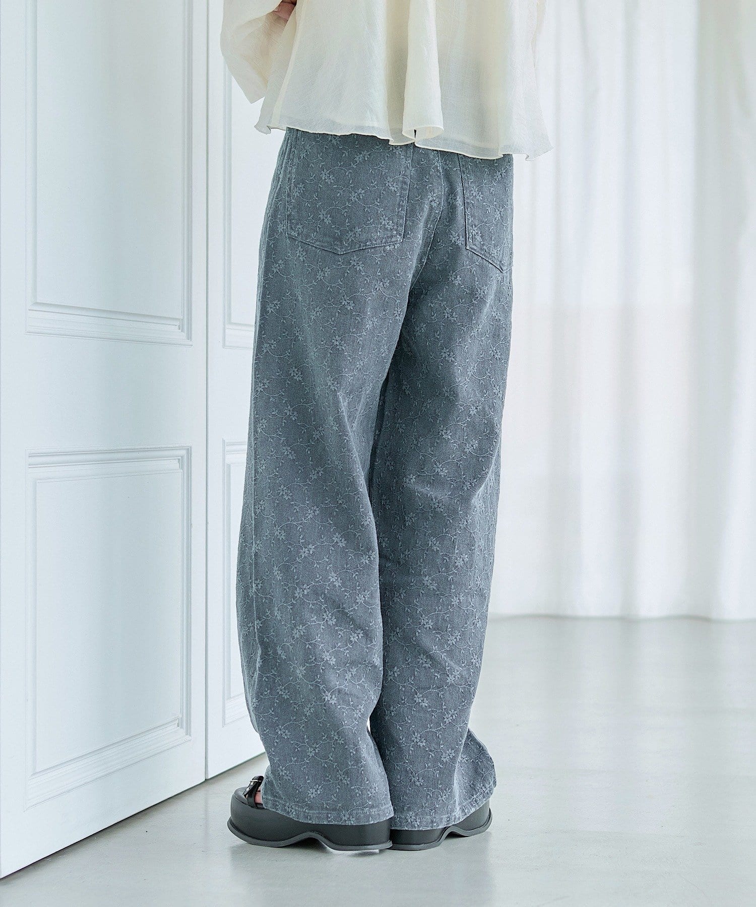 Kastane [Wide] floral embroidered denim - Image 16