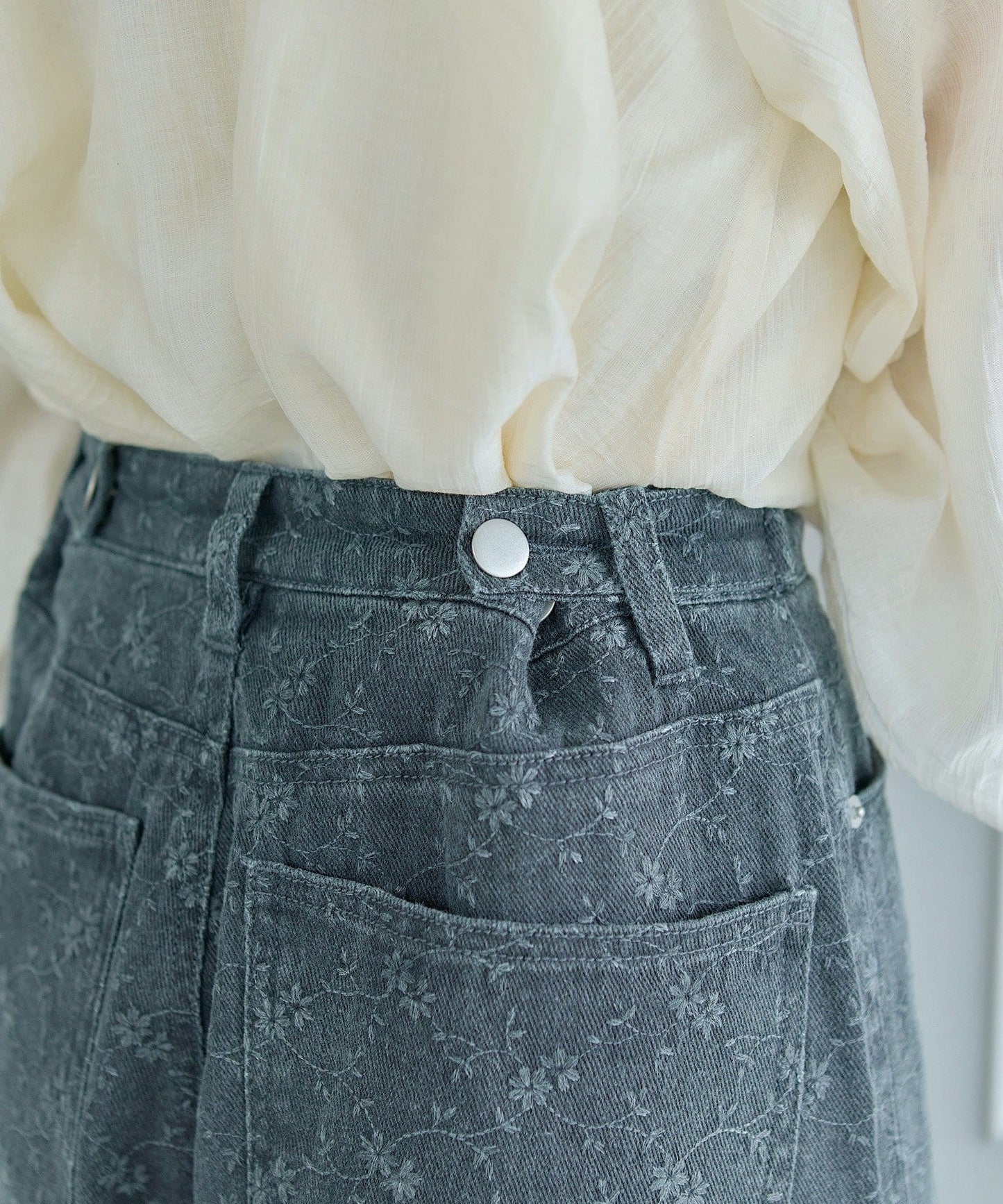 Kastane [Wide] floral embroidered denim - Image 24