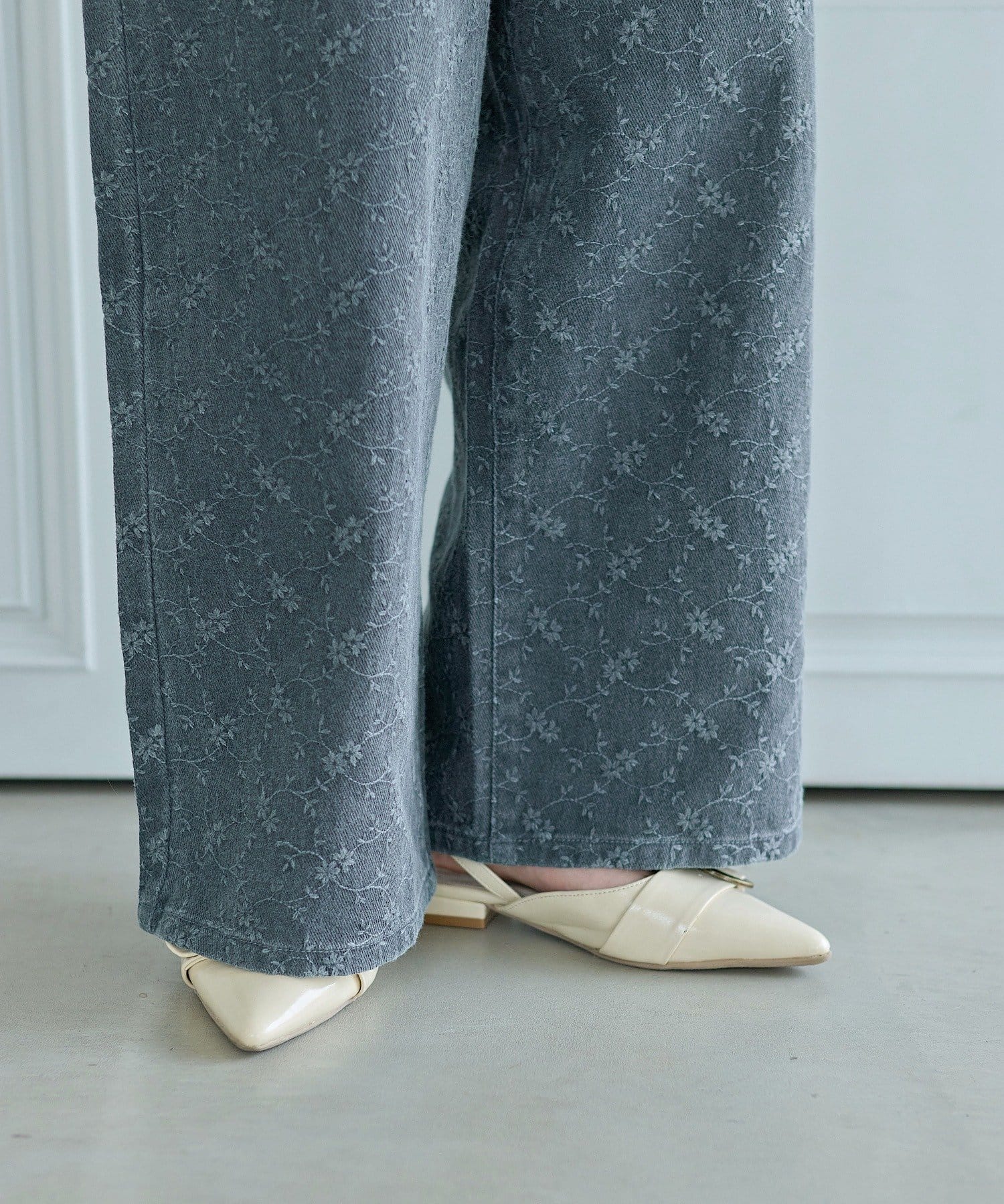 Kastane [Wide] floral embroidered denim - Image 25