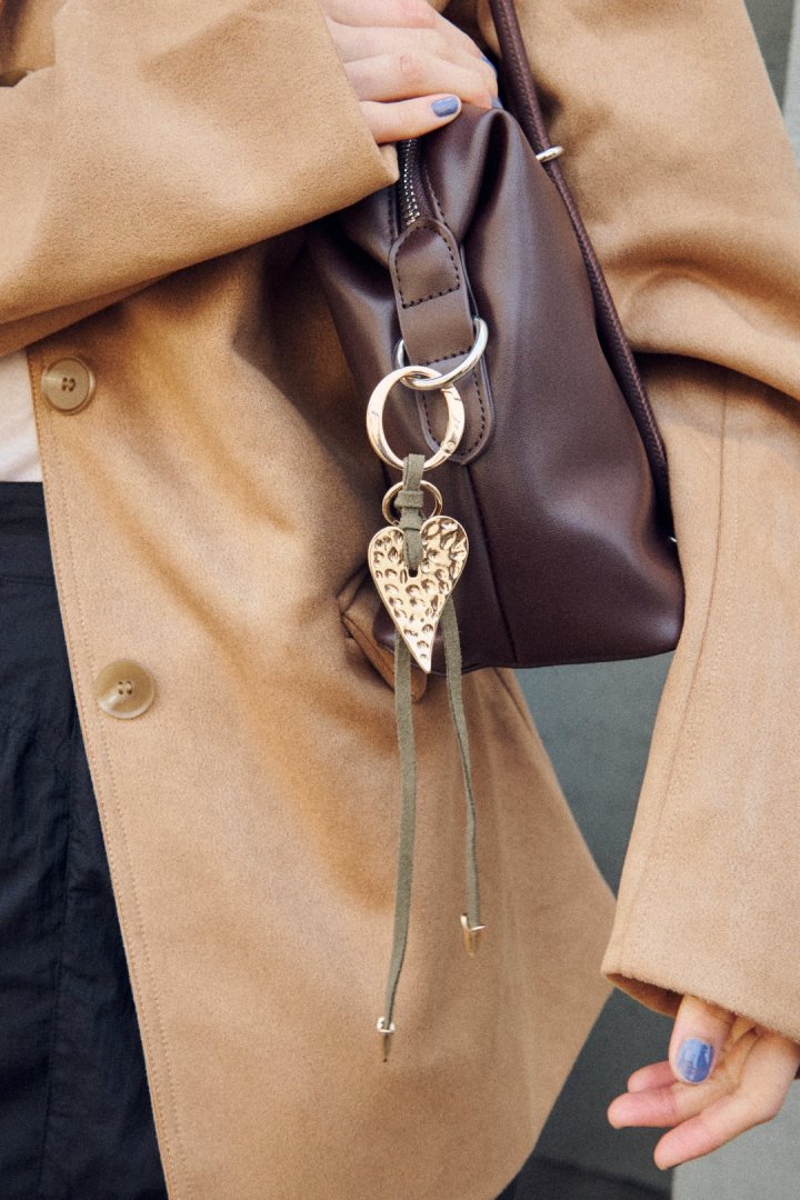 GOLDY Edgy Heart Suede Thread Charm - light gold