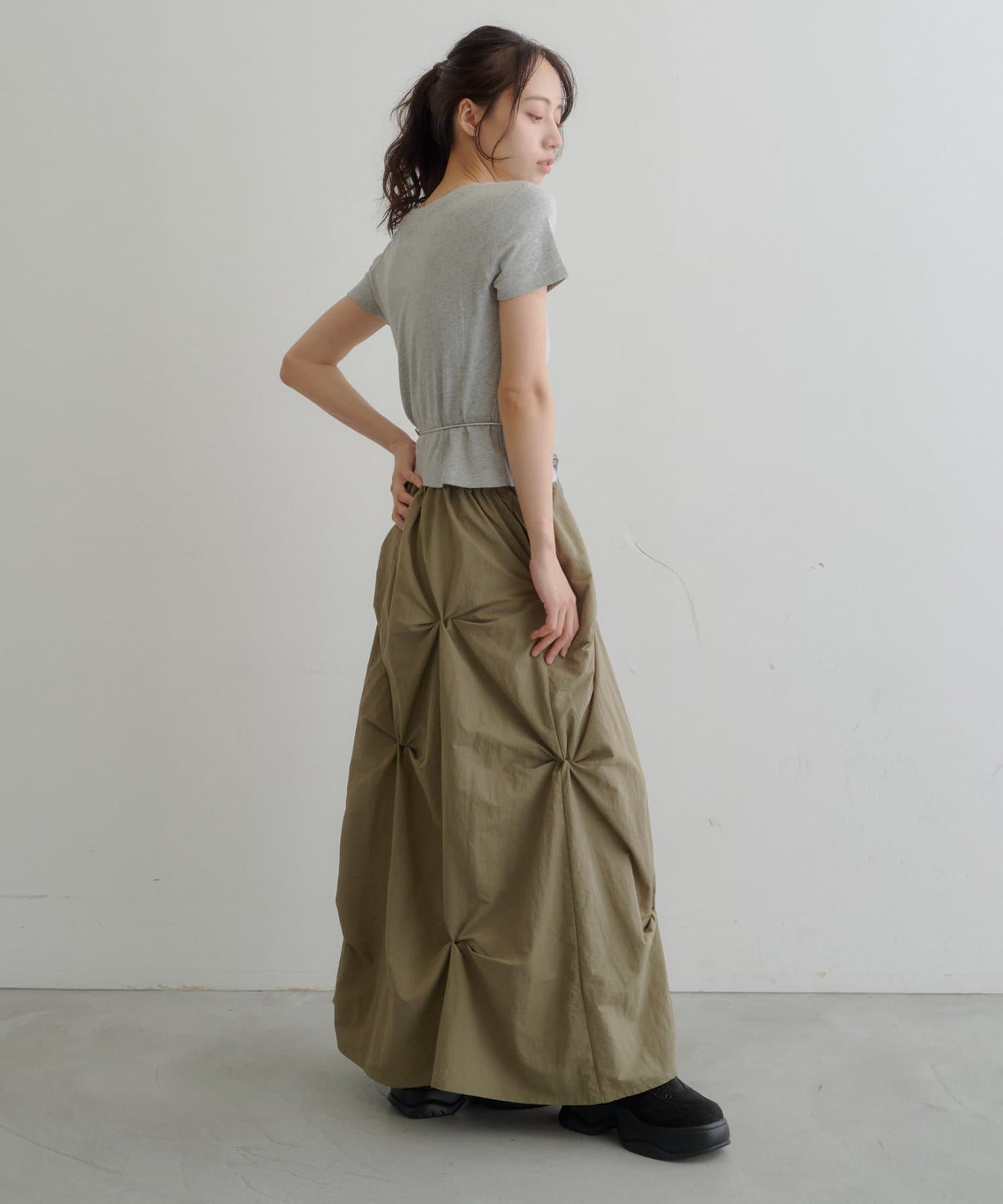 Kastane Flower Tuck Long Skirt - Image 18