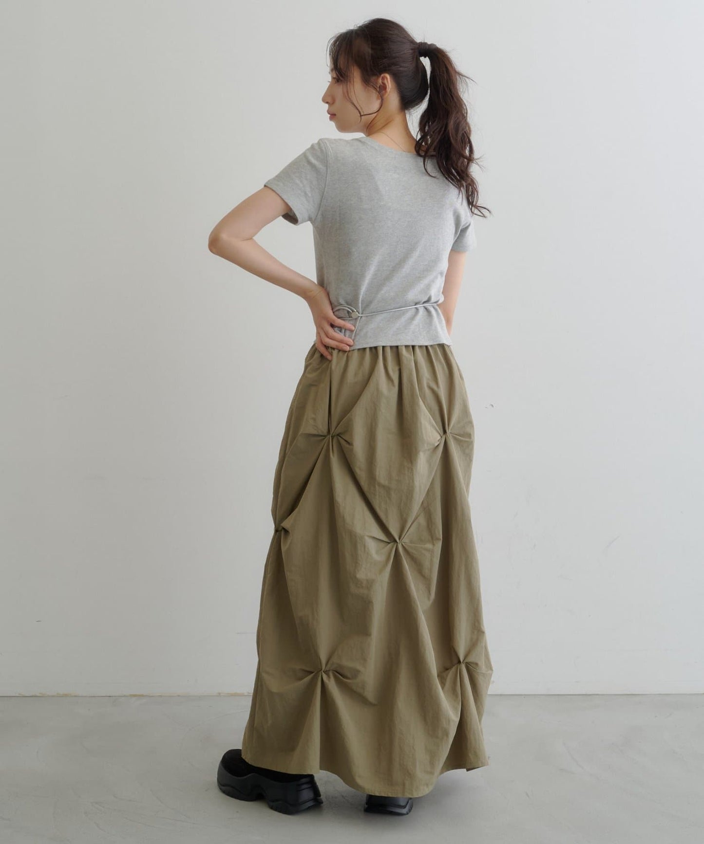 Kastane Flower Tuck Long Skirt - Image 19