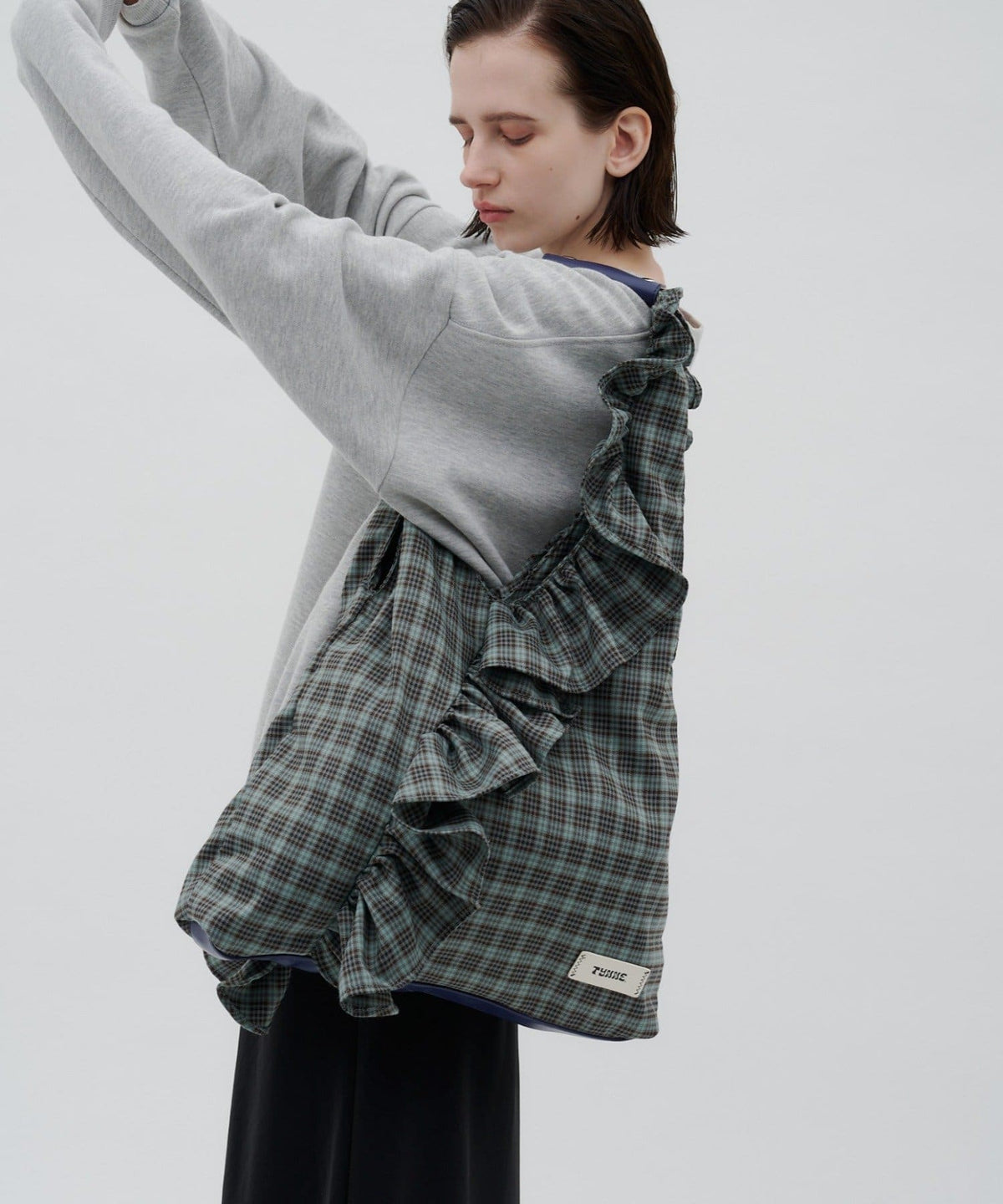TYNNE. 撞色荷葉邊Triangle Bag - Image 3