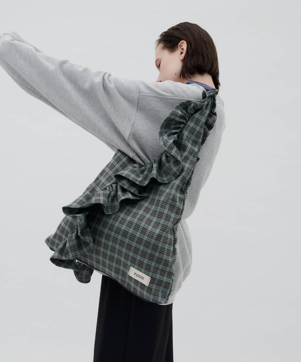 TYNNE. 撞色荷葉邊Triangle Bag - Image 16