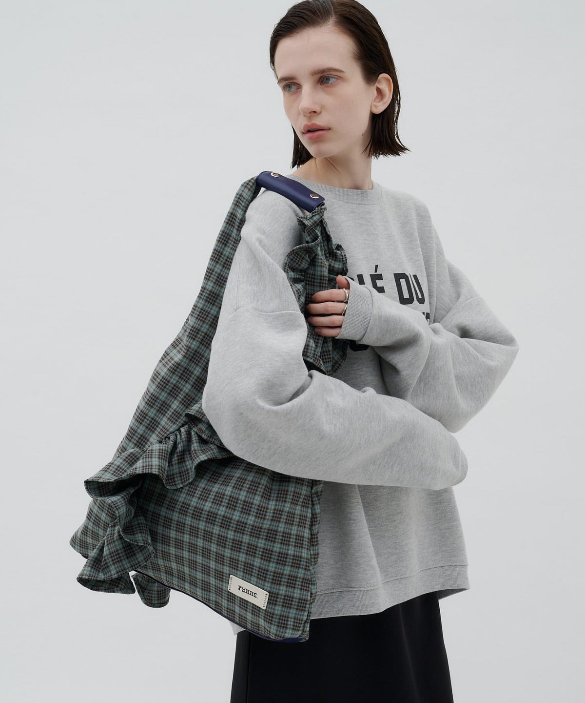 TYNNE. 撞色荷葉邊Triangle Bag - Image 17