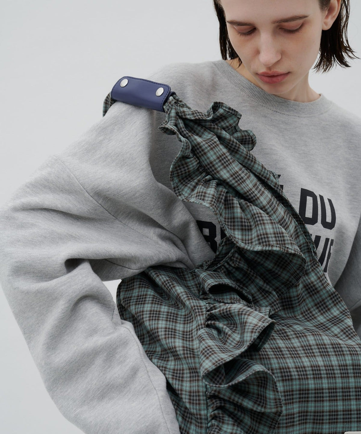 TYNNE. 撞色荷葉邊Triangle Bag - Image 18