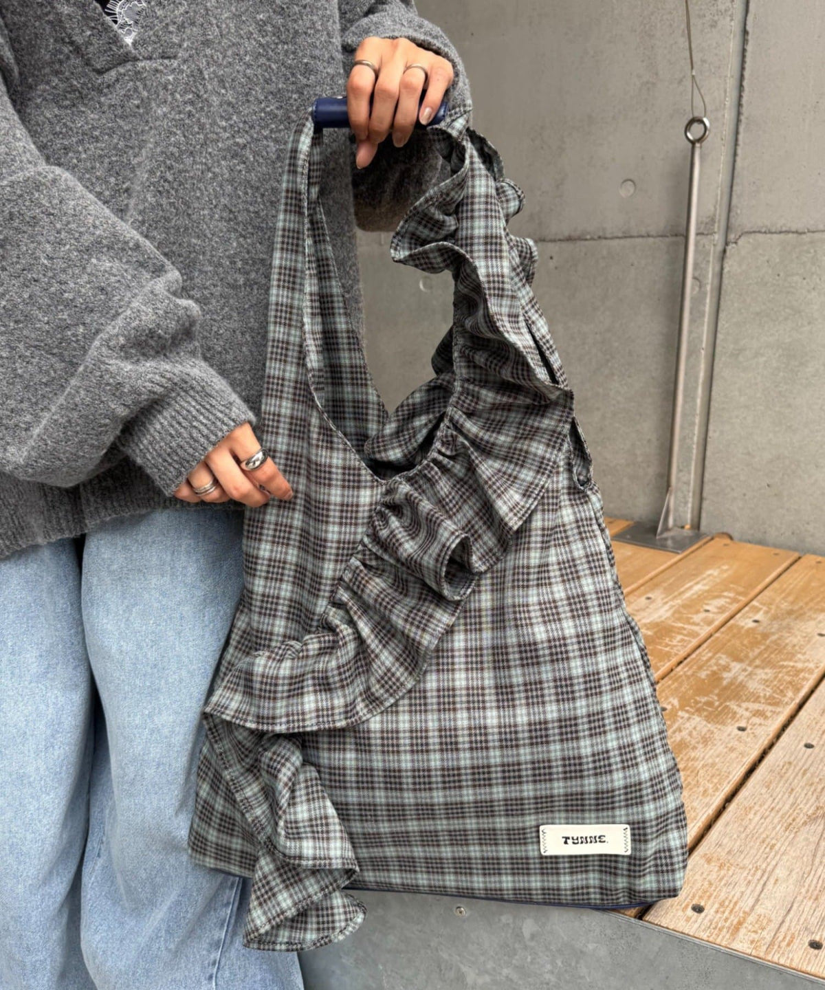 TYNNE. 撞色荷葉邊Triangle Bag - Image 36