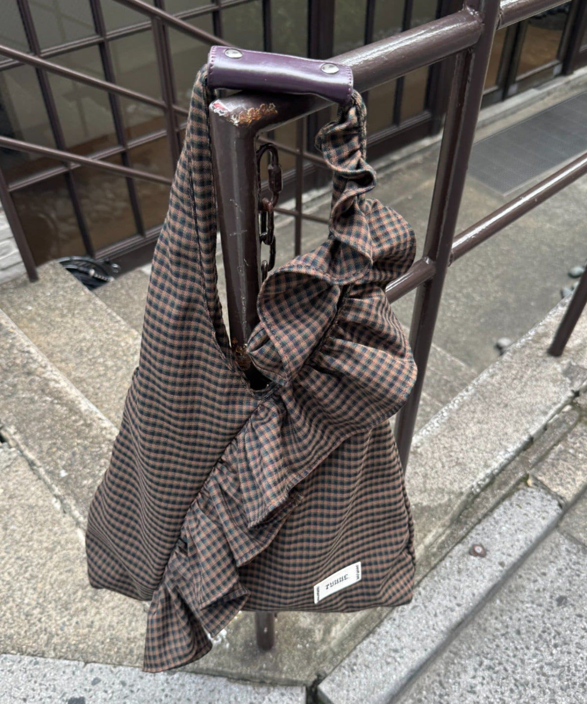 TYNNE. 撞色荷葉邊Triangle Bag - Image 38