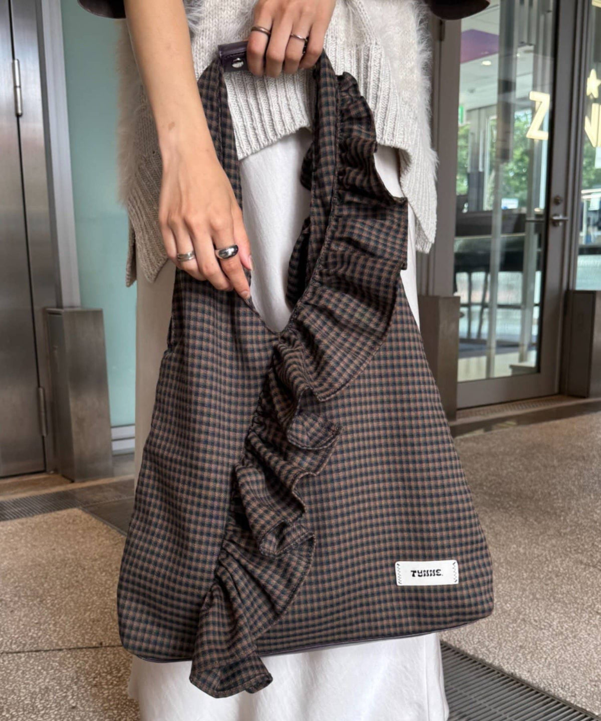 TYNNE. 撞色荷葉邊Triangle Bag - Image 41