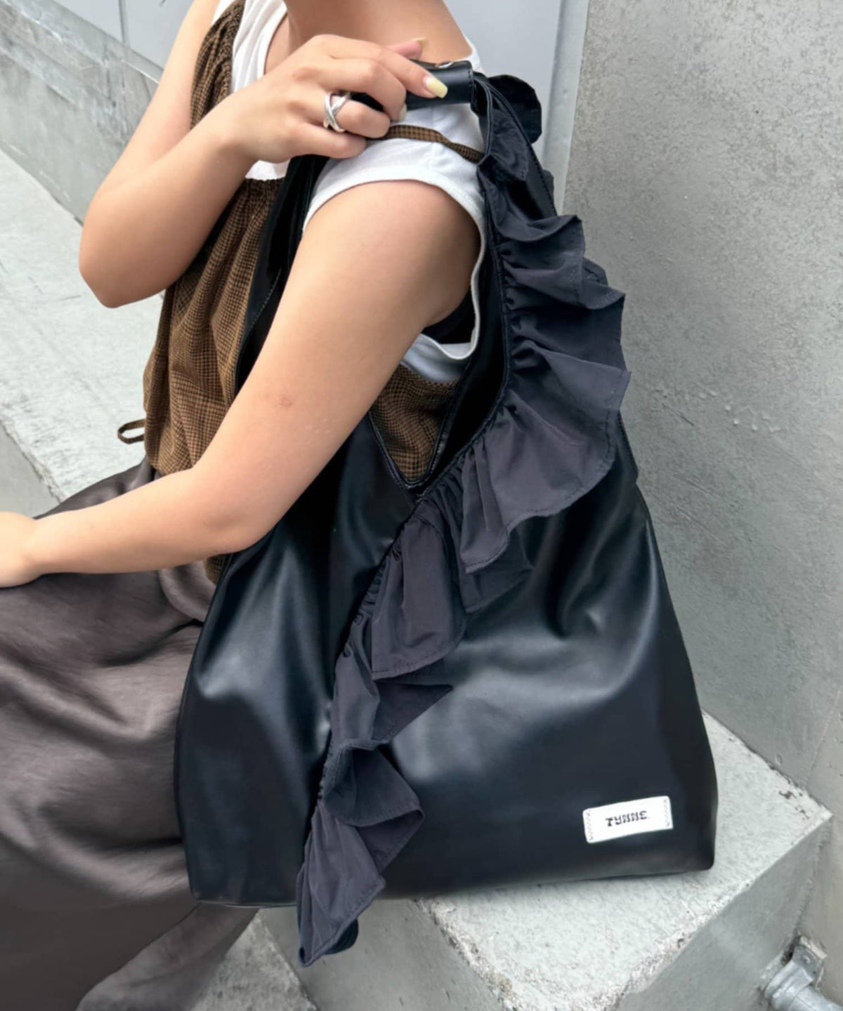 TYNNE. 撞色荷葉邊Triangle Bag - Image 42