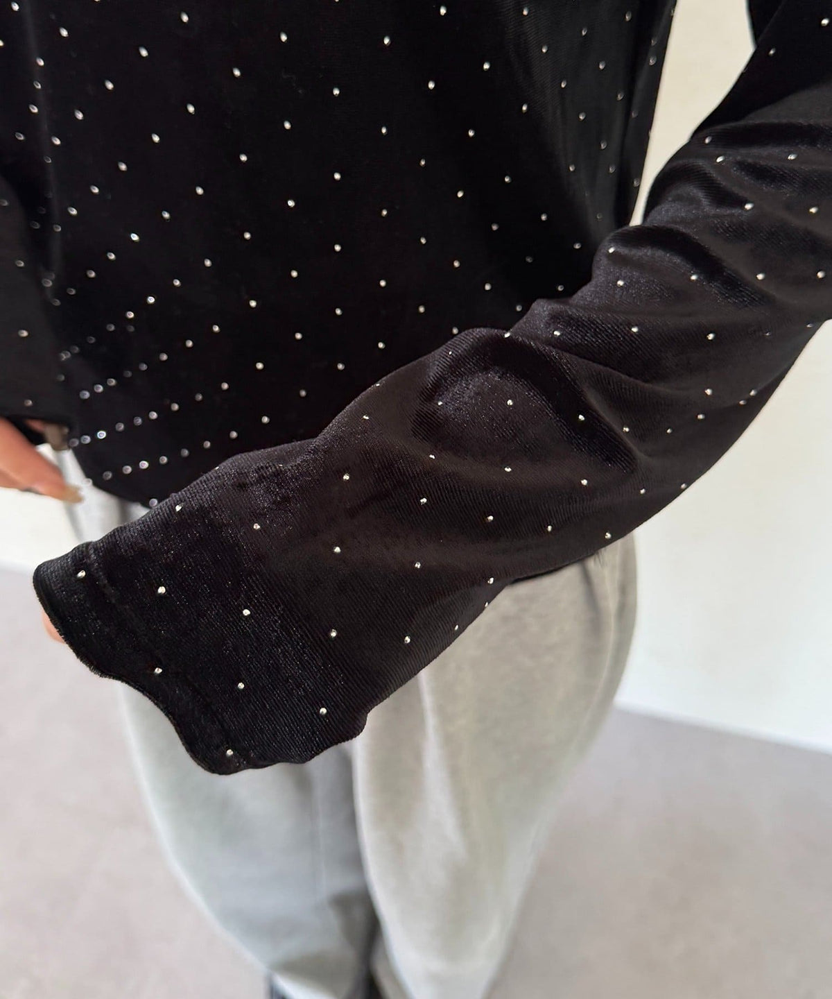 Thevon 水鑽絨面 V領Top with choker - Image 23