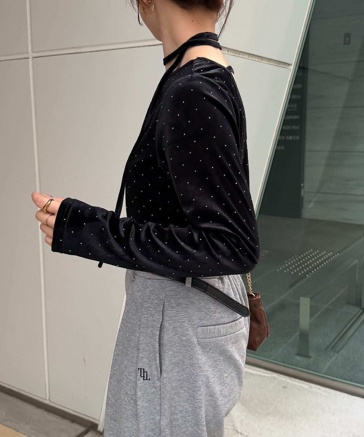 Thevon 水鑽絨面 V領Top with choker - Image 13