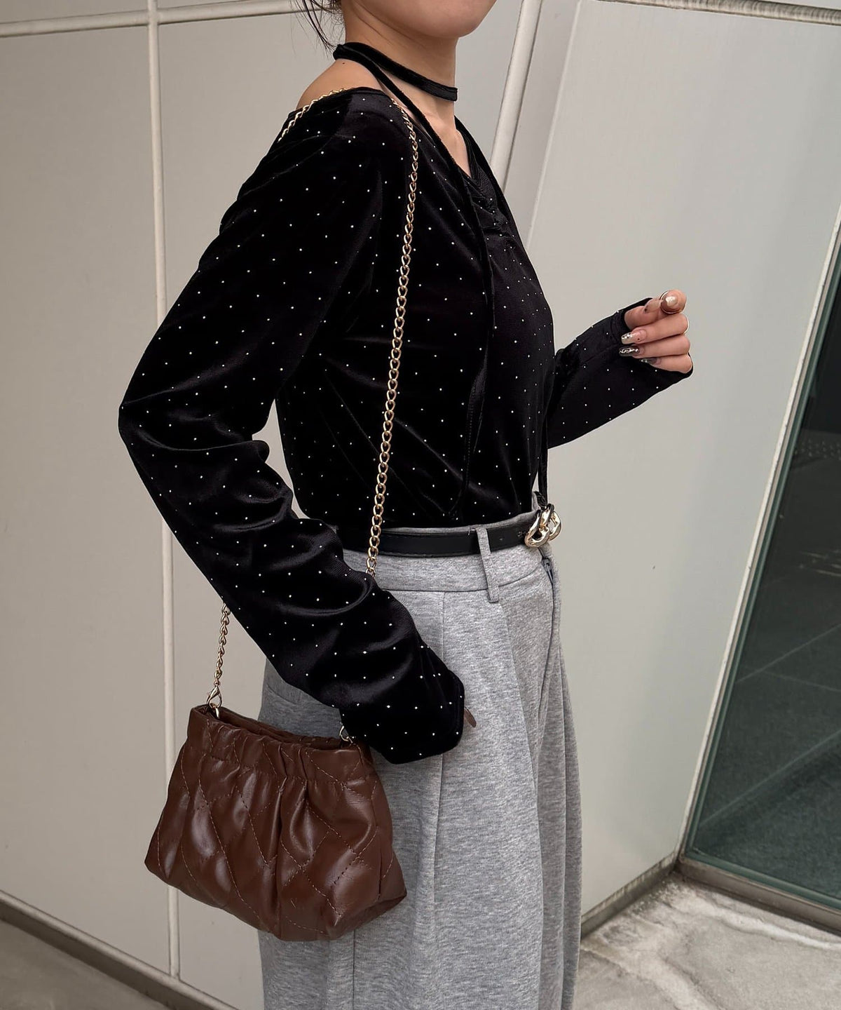 Thevon 水鑽絨面 V領Top with choker - Image 15