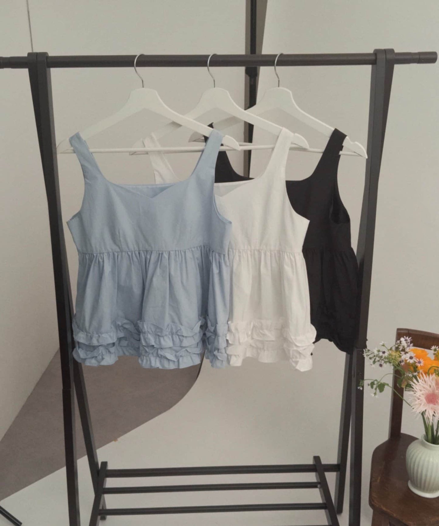 umm. by DISCOAT Frill hem sleeveless blouse