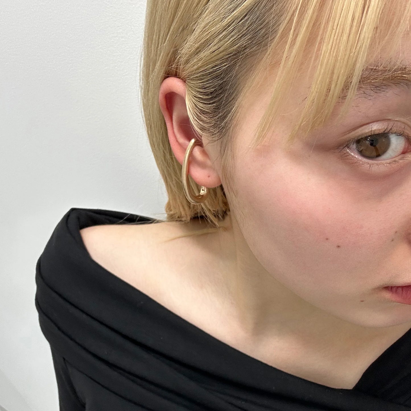 GOLDY Inverted Heart Earcuff