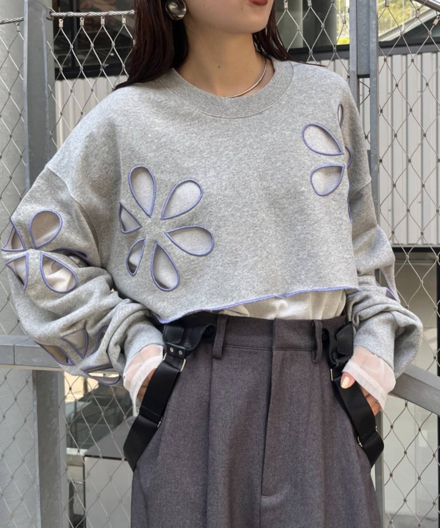 HELLO.SANFRANCISCO 花花鏤空 cropped sweatshirt