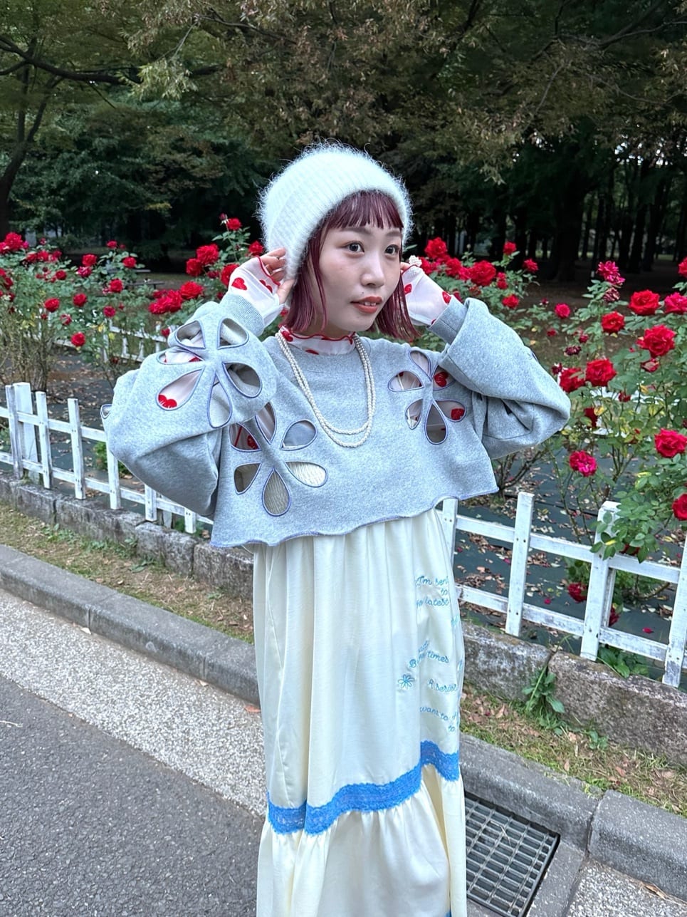 HELLO.SANFRANCISCO 花花鏤空 cropped sweatshirt