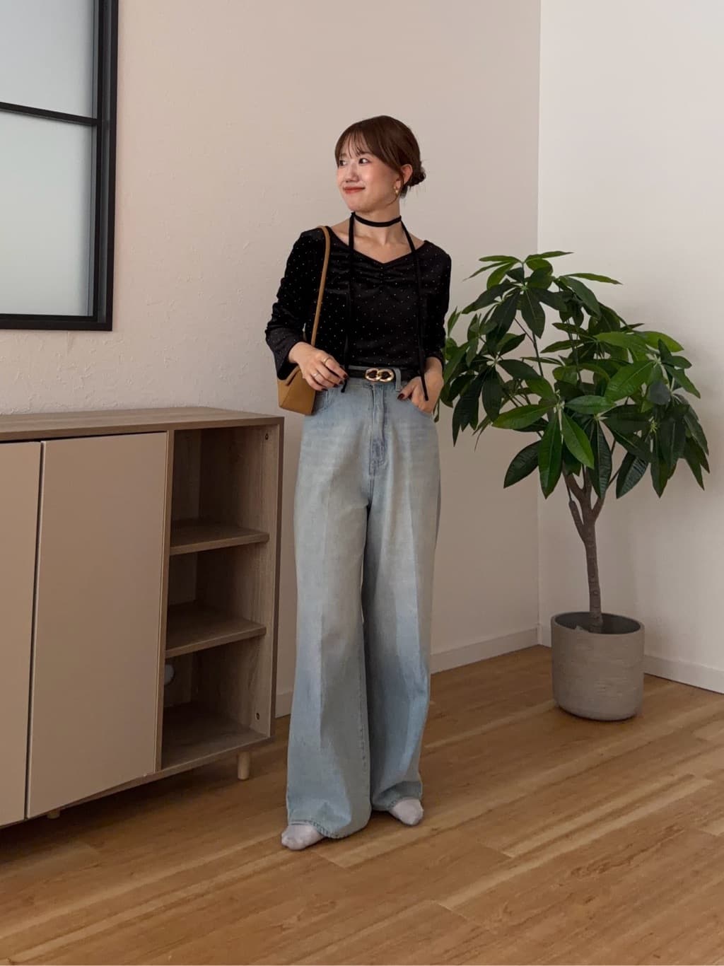 Thevon 水鑽絨面 V領Top with choker - Image 30