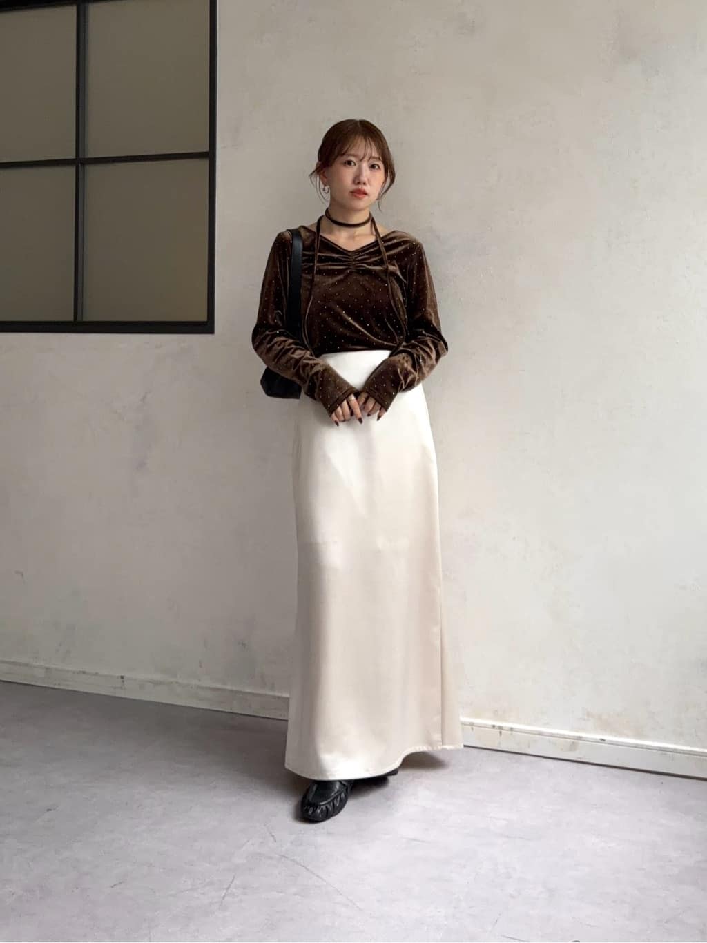 Thevon 水鑽絨面 V領Top with choker - Image 27