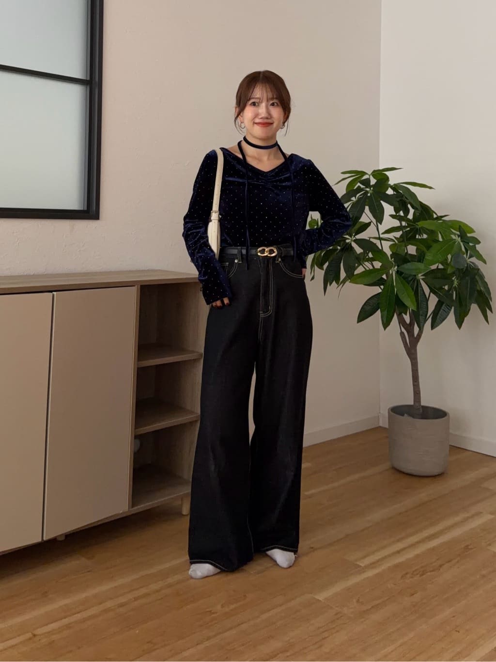Thevon 水鑽絨面 V領Top with choker - Image 28