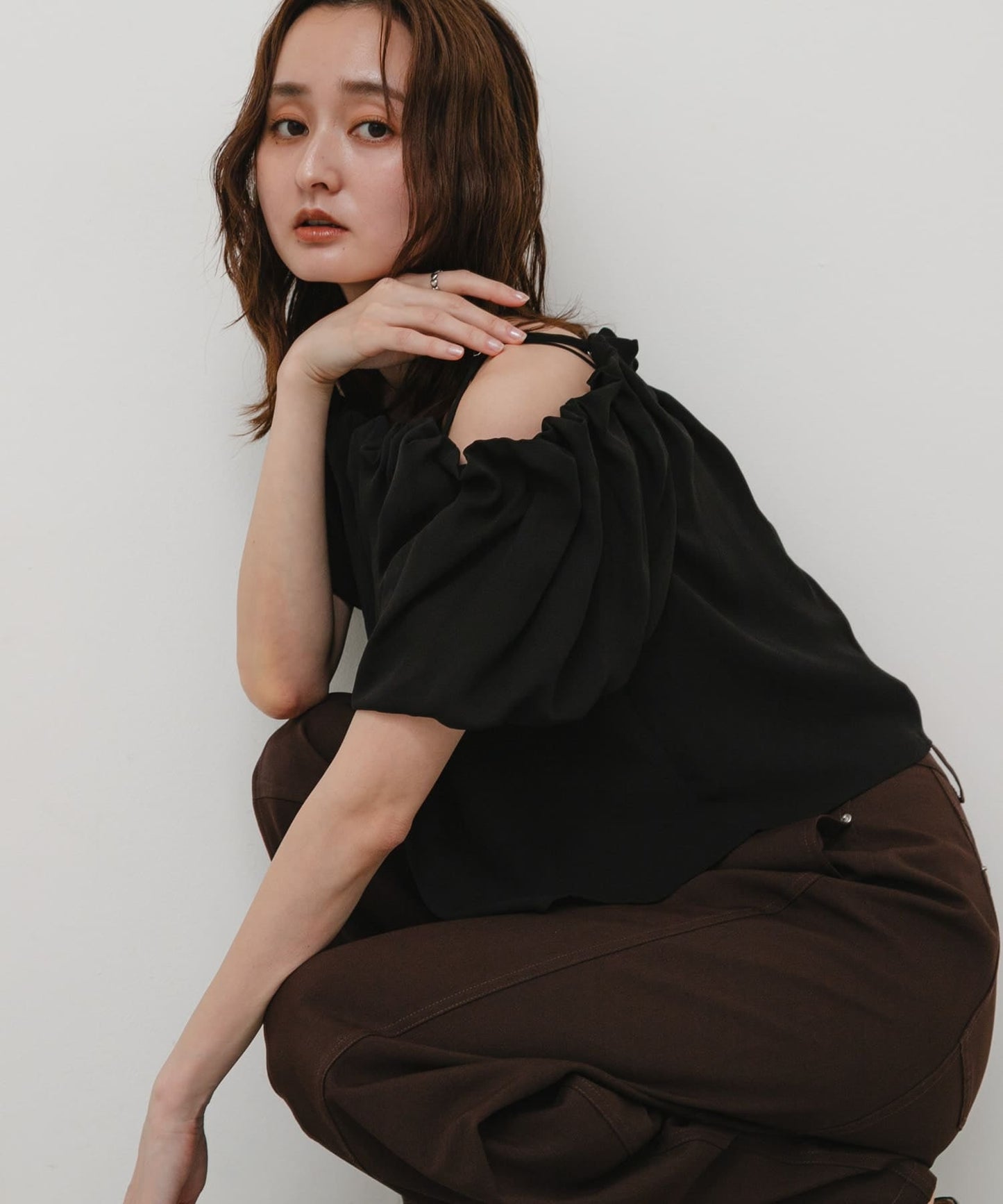 SENSE OF PLACE off-shoulder blouse - Image 11