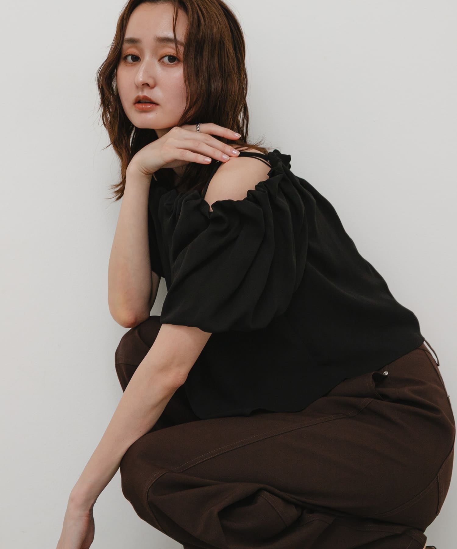 SENSE OF PLACE off-shoulder blouse - Image 11