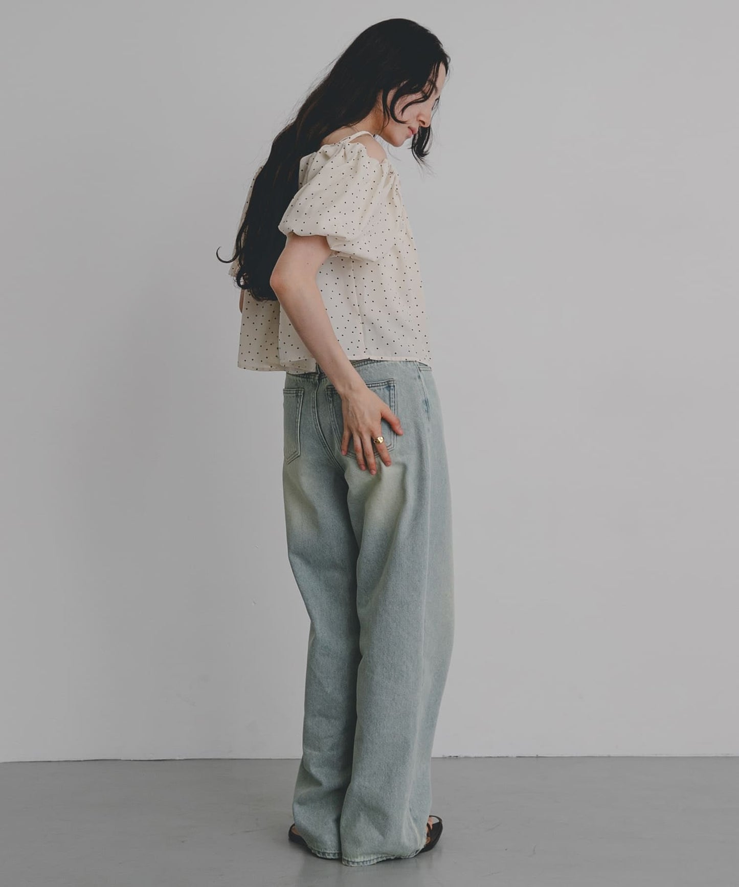 SENSE OF PLACE off-shoulder blouse - Image 10