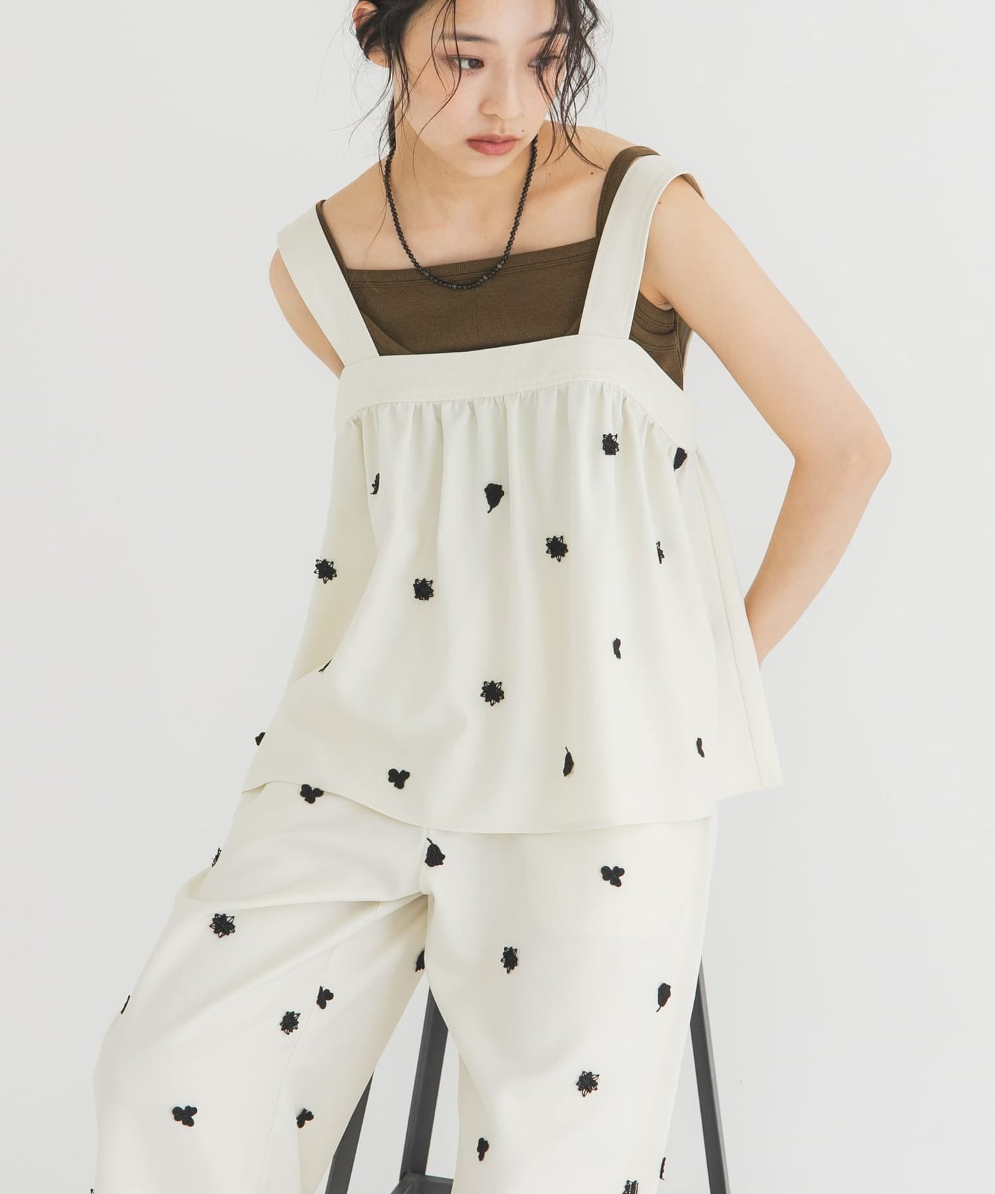 KBF 刺繡碎褶背心 - Image 2