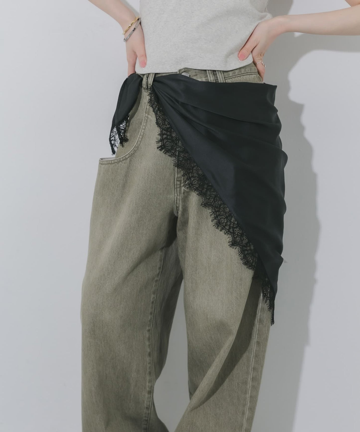 SMELLY 緞面蕾絲三角圍巾 - Image 11