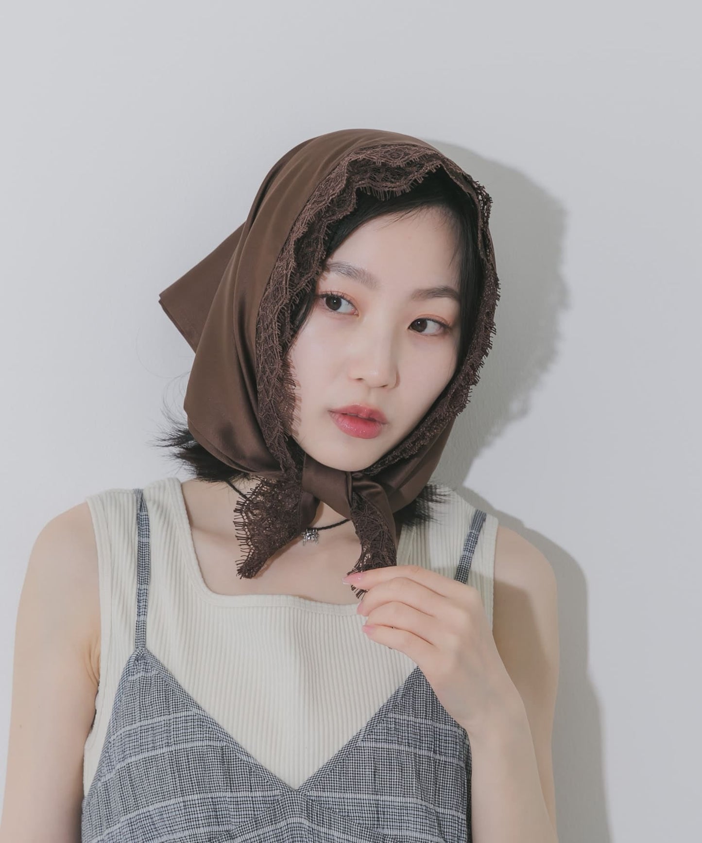 SMELLY 緞面蕾絲三角圍巾 - Image 17