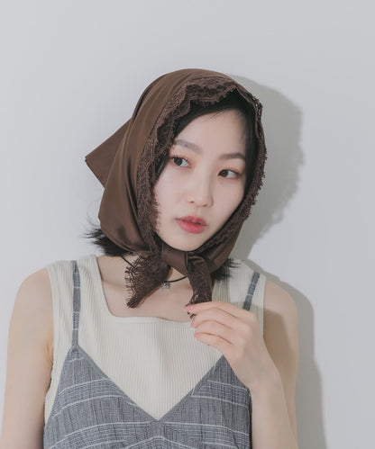SMELLY 緞面蕾絲三角圍巾 - Image 17