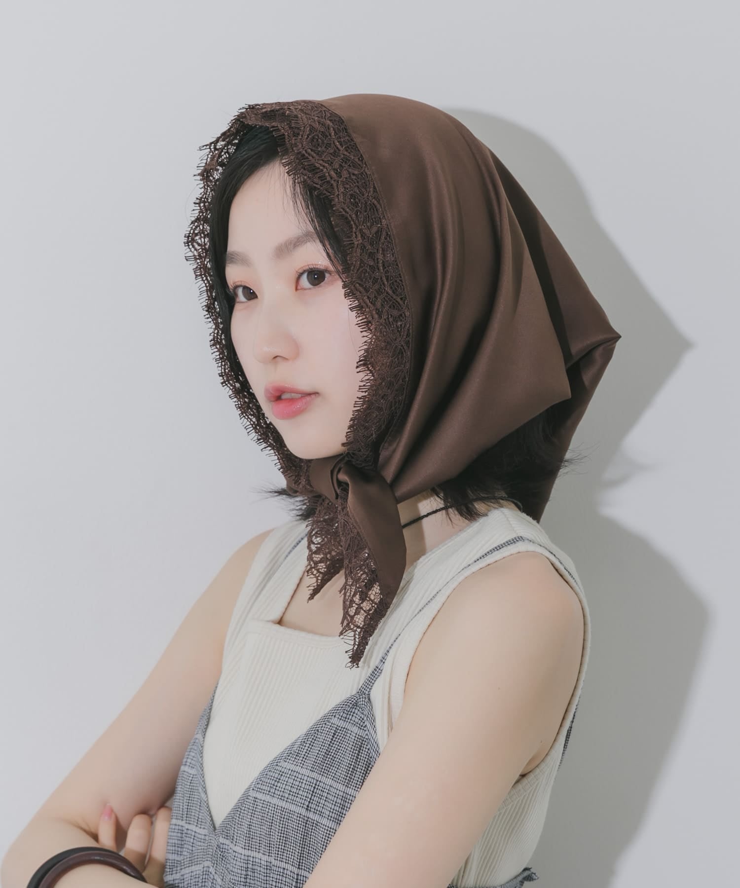 SMELLY 緞面蕾絲三角圍巾 - Image 18