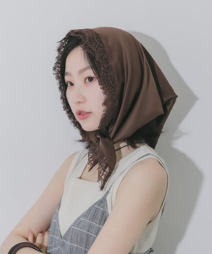 SMELLY 緞面蕾絲三角圍巾 - Image 18