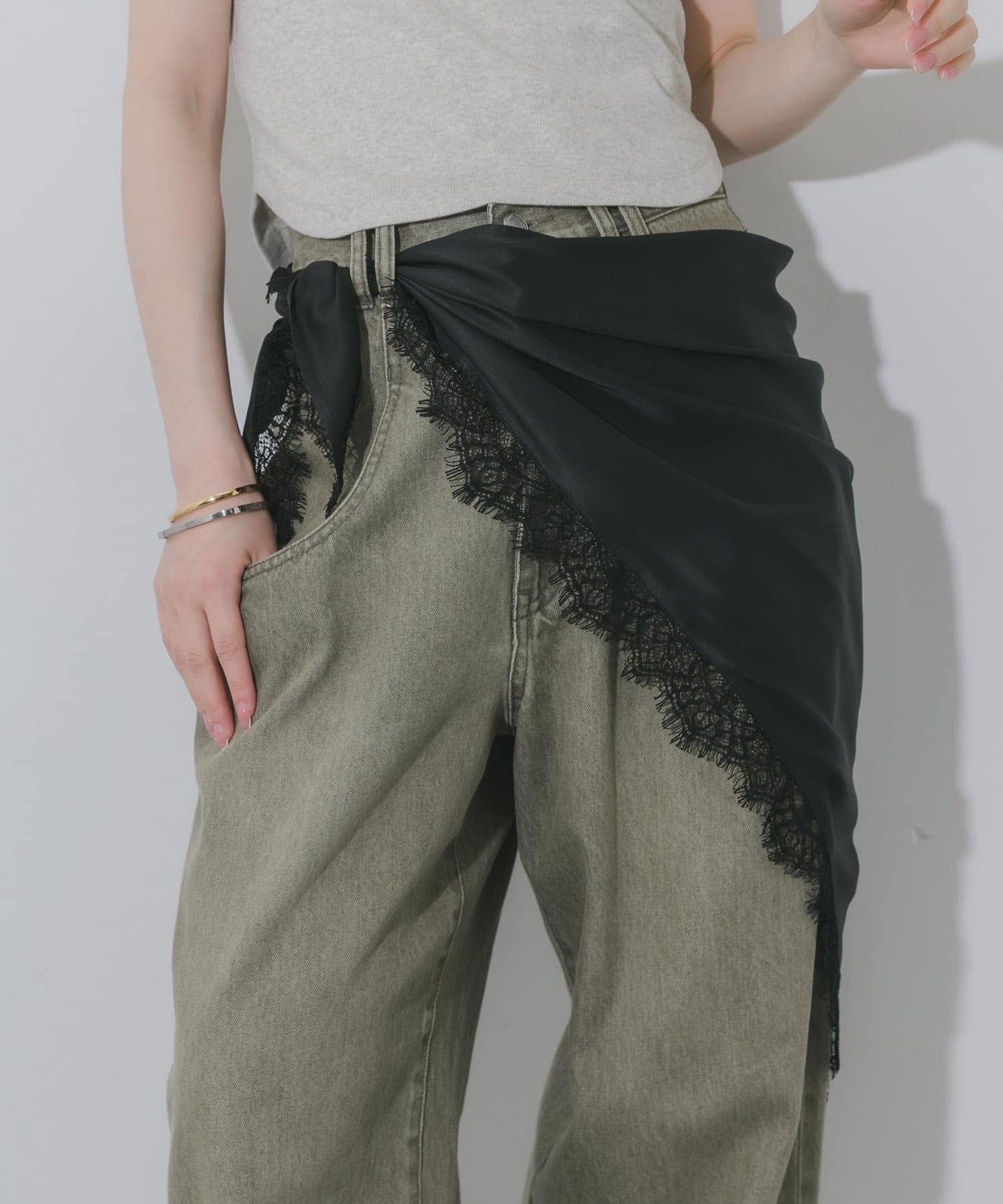 SMELLY 緞面蕾絲三角圍巾 - Image 2