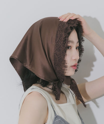 SMELLY 緞面蕾絲三角圍巾 - Image 3