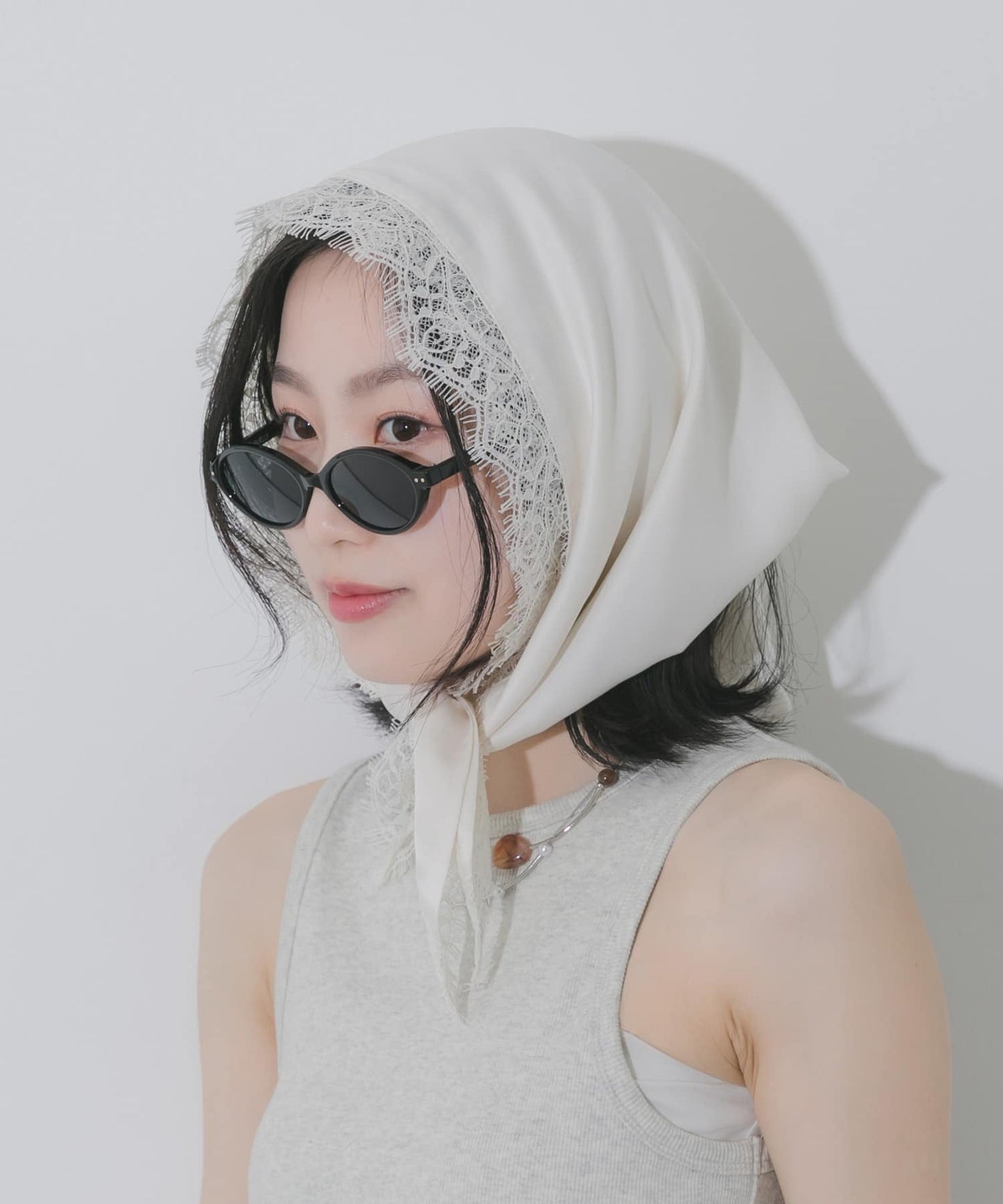 SMELLY 緞面蕾絲三角圍巾 - Image 8
