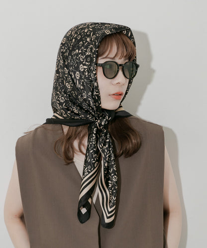 SMELLY 圖騰大絲巾